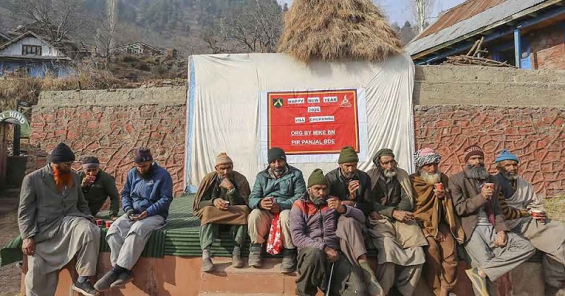 जम्मू-कश्मीर: सैनिकों और स्थानीय लोगों ने मिलजुलकर मनाया नए साल का जश्न