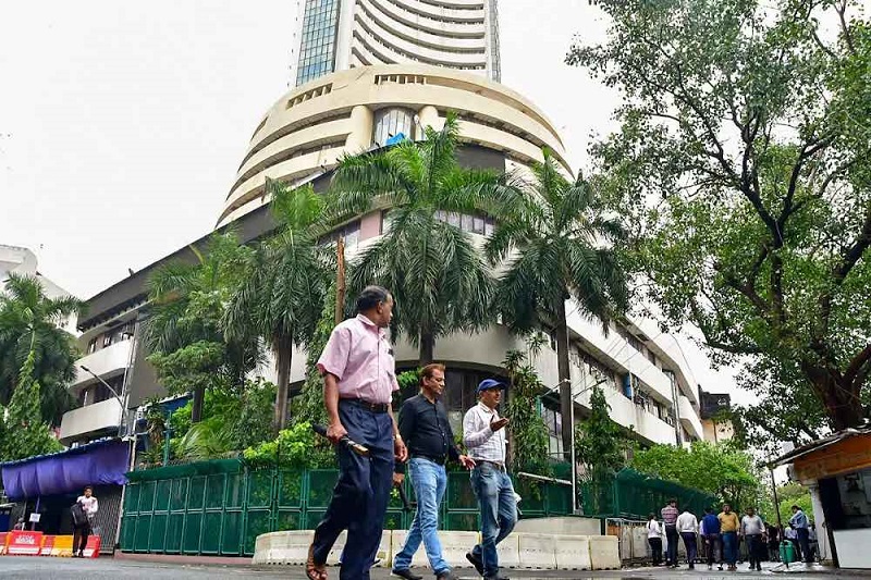 Stock Market Update: घरेलू बाजारों की नव वर्ष के पहले दिन कमजोर शुरुआत