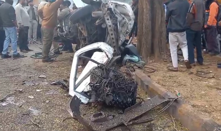 न्यू ईयर पार्टी के बाद दर्दनाक हादसा, डिवाइडर से टकराकर पलटी कार, 6 दोस्तों की मौत, 2 की स्थिति गंभीर