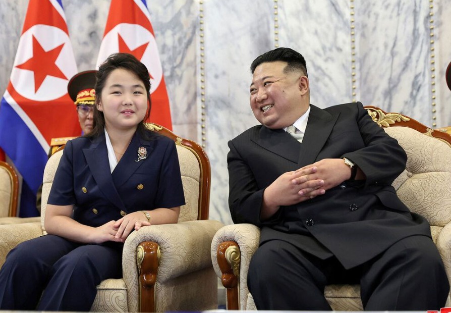 North Korea’s Kim Jong Un: तानाशाह किम जोंग के सनकी आदेश से खलबली, दक्षिण कोरिया पर दागे 200 से ज्यादा गोले North Korea’s Kim Jong Un: तानाशाह किम जोंग के सनकी आदेश से खलबली, दक्षिण कोरिया पर दागे 200 से ज्यादा गोले