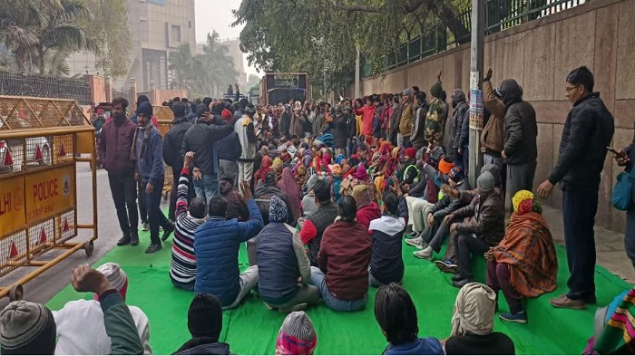 सफाईकर्मियों ने नगर निगम मुख्यालय के बाहर प्रदर्शन किया