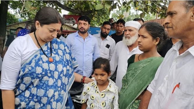 स्मृति ईरानी ने अमेठी दौरे के दूसरे दिन समस्यायें सुनीं और समाधान के निर्देश दिए