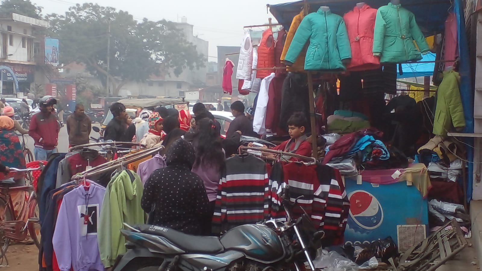महराजगंजः ठंड में गरमाया बाजार, गरीबों के लिए बरदान बनी ये दुकानें