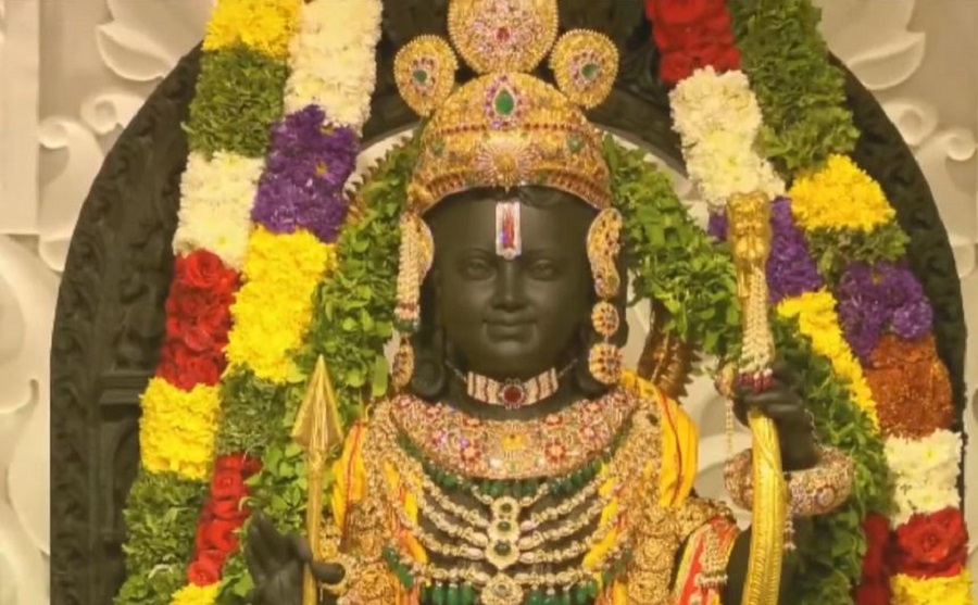 Ayodhya Ram Mandir: राम रंग में रंगी अयोध्या; भक्ति भाव में डूबा जन-जन, देखिये खास तस्वीरें