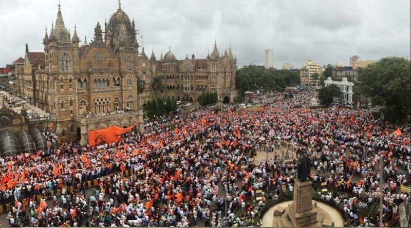 Maratha Reservation: मराठा प्रदर्शनकारियों ने सीएसएमटी के पास धरना दिया, यातायात अवरुद्ध