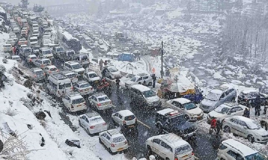 Weather Glimpse: तस्वीरों में देखिये तेजी से बदलते मौसम के रंग, कहीं बर्फवारी तो कहीं नया मंजर