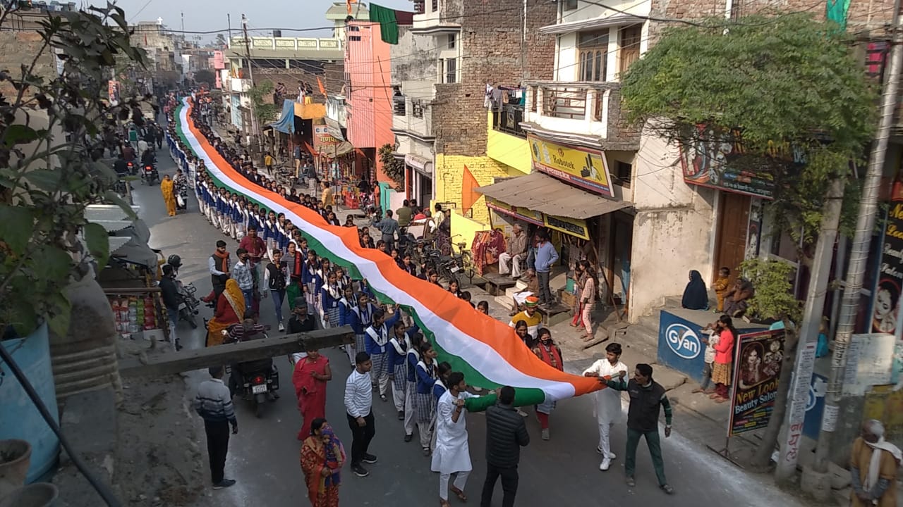 महराजगंज: सिसवा में चार कुंतल समोसे के बाद लहराया 700 मीटर का तिरंगा, हर कोई हैरान