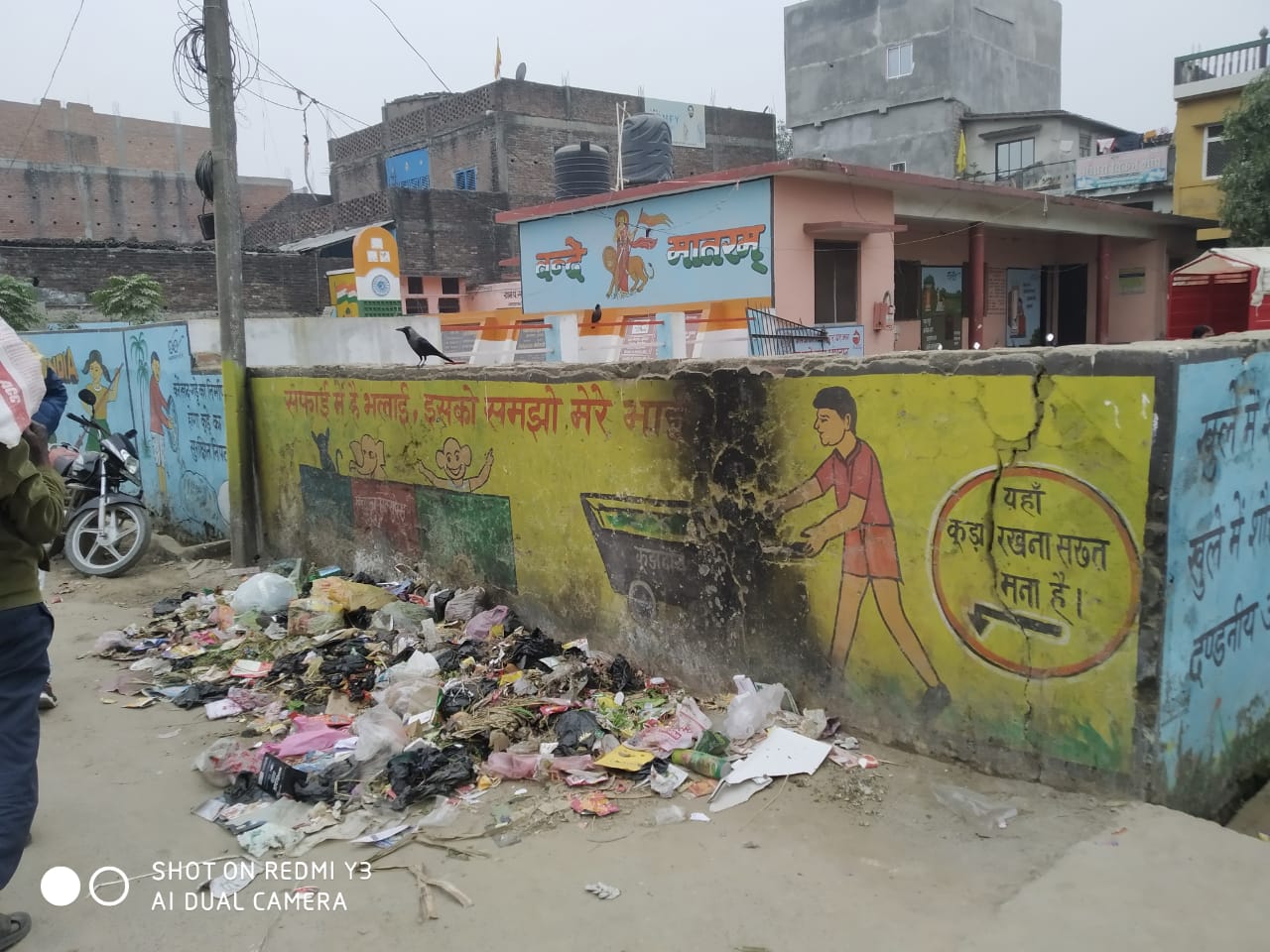 महराजगंज: ठूठीबारी कस्बे में दम तोड़ रहा स्वच्छता अभियान, पढ़िये ये ग्राउंड रिपोर्ट