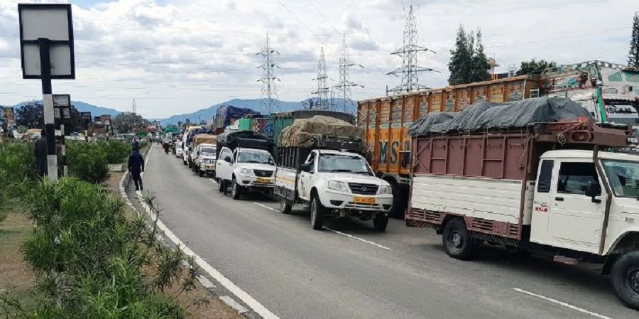 Jammu Srinagar Highway: जम्मू-कश्मीर नेशनल हाईवे यातायात के लिए हुआ बंद, जानिए 400 से अधिक वाहन क्यों फंसे