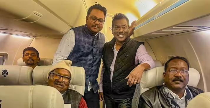 Jharkhand Politics: फ्लोर टेस्ट की तैयारियां शुरु, गठबंधन के विधायक पहुंचे हैदराबाद