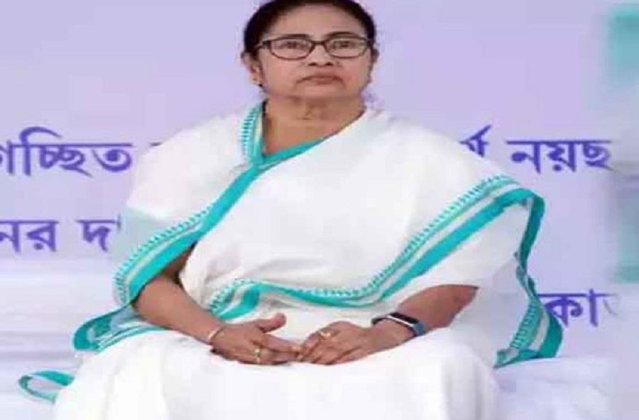 West Bengal: धरने पर बैठीं सीएम ममता बनर्जी, मोदी सरकार पर लगाए ये गंभीर आरोप