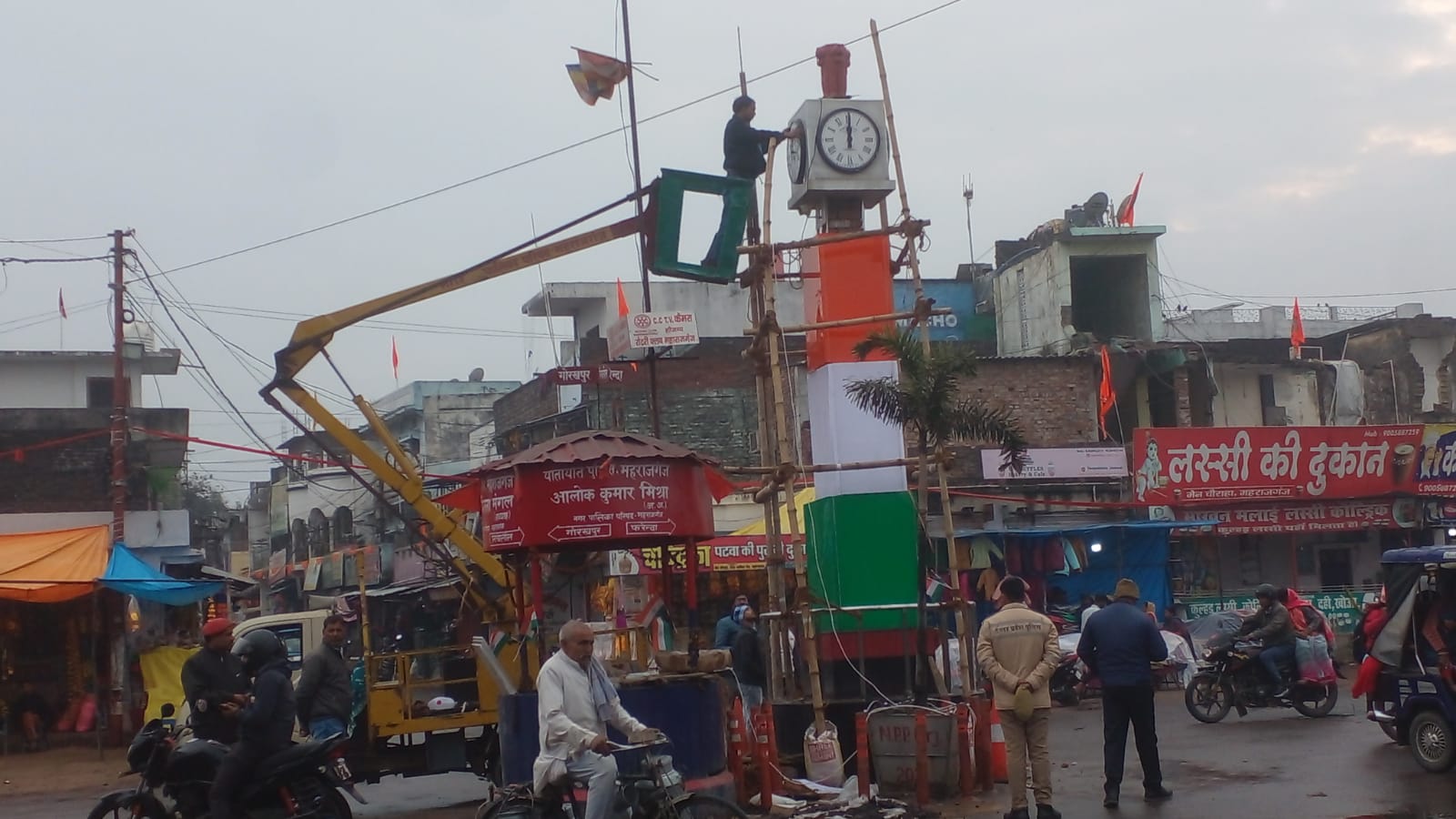 महराजगंजः मेन चौक पर स्मारक तिरंगामय, आज से टिक-टिक करने लगी घड़ियों की सूईयां