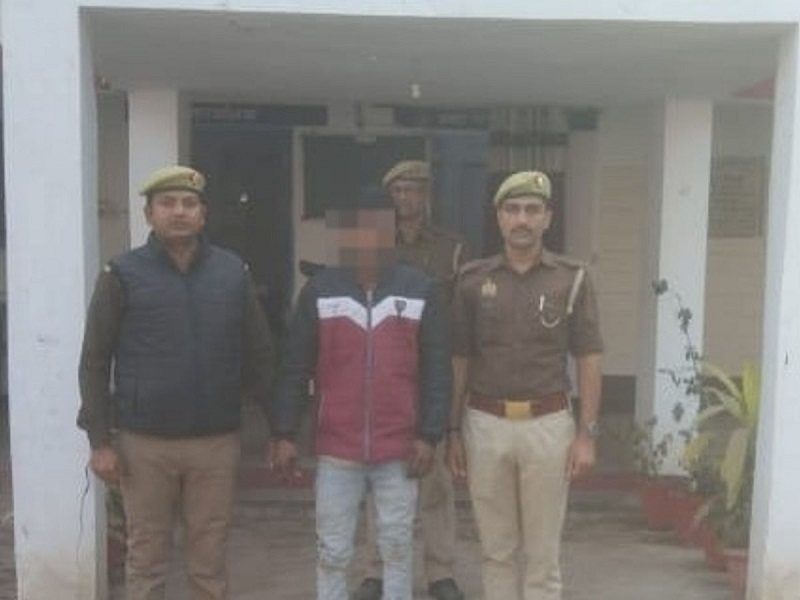 Pratapgarh: घंटाघर चौक के गुंबद पर Bhagwa झंडा हटाकर फहराया Islamic झंडा, हरकत में आई पुलिस, आरोपी गिरफ्तार
