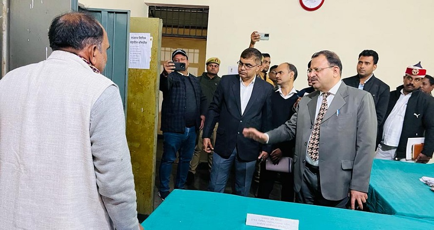 बलियाः तहसील बांसडीह पहुंचे जिलाधिकारी रविंद्र कुमार, दिये ये निर्देश