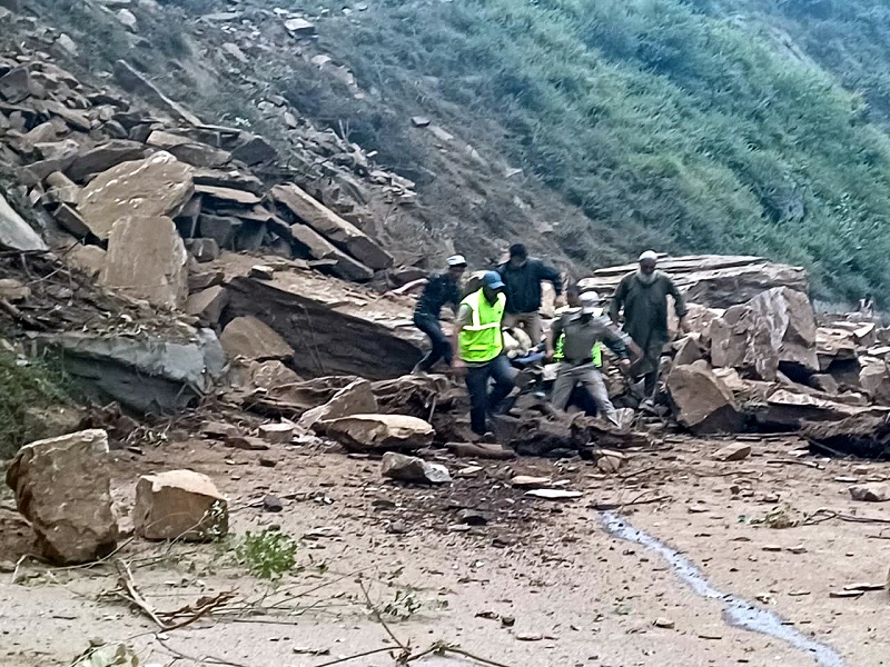 Landslide in JK: रियासी में भारी बारिश के चलते हुआ भूस्खलन, दो महीने के बच्चे समेत चार की मौत, दो घायल
