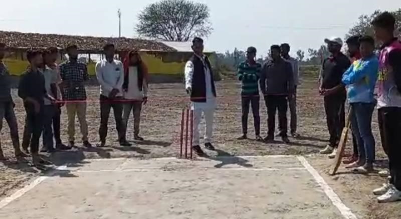 Uttar Pradesh: पिस्टल के फायर से क्रिकेट मैच उद्घाटन, अर्द्धसैनिक बल पर मुकदमा