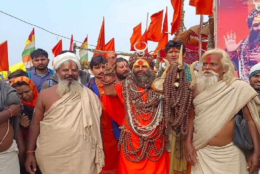 Uttar Pradesh: संगम मेला में यज्ञ करने वाले मौनी बाबा को मिली धमकी, जानिये पूरा मामला Uttar Pradesh: संगम मेला में यज्ञ करने वाले मौनी बाबा को मिली धमकी, जानिये पूरा मामला