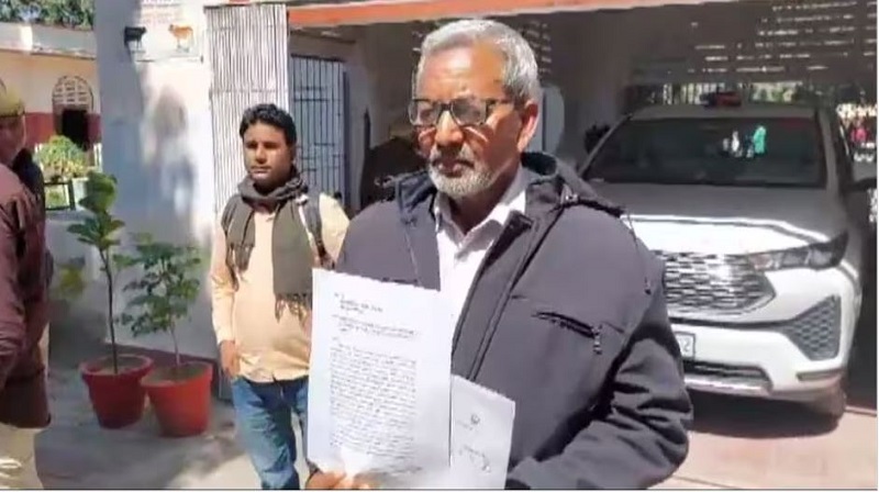देवरिया में पिता को मृत दिखाकर बेटों ने हड़पी करोड़ों की संपत्ति, पिता दर-दर भटकने को मजबूर