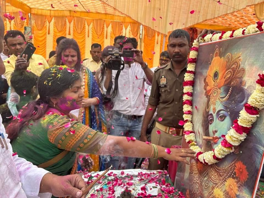 गाजीपुर: चित्रगुप्त मंदिर परिसर में पहली बार हुआ होली का भव्य आयोजन, रंग उत्सव में उड़े अबीर गुलाल
