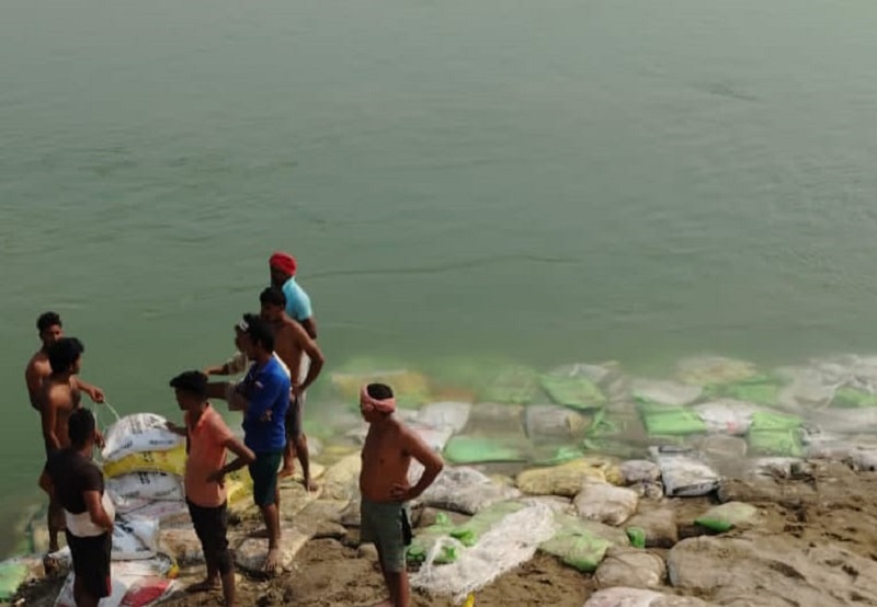 बलिया: सरयू नदी में करोड़ों की लागत से कटान रोधी का कार्य आरम्भ, किसानो में हर्ष की लहर