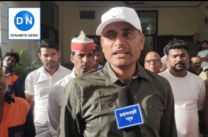 4 दिनों से धरने पर बैठे कर्मचारी, हड़ताल खत्म कराने को पहुंचे एसडीएम फरेंदा