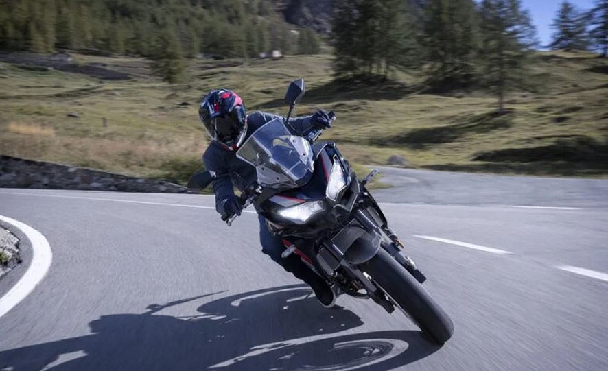 Kawasaki Versys: कावासाकी ने लॉन्च की नई बाइक, जानिए इसके फीचर्स और कीमत