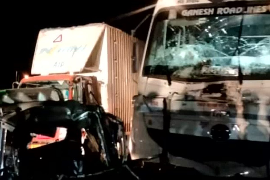 Rajasthan Road Accident: फिर दिखा तेज रफ्तार का कहर, ट्रक और वैन की भिड़ंत, शादी समारोह से लौट रहे 9 लोगों की दर्दनाक मौत