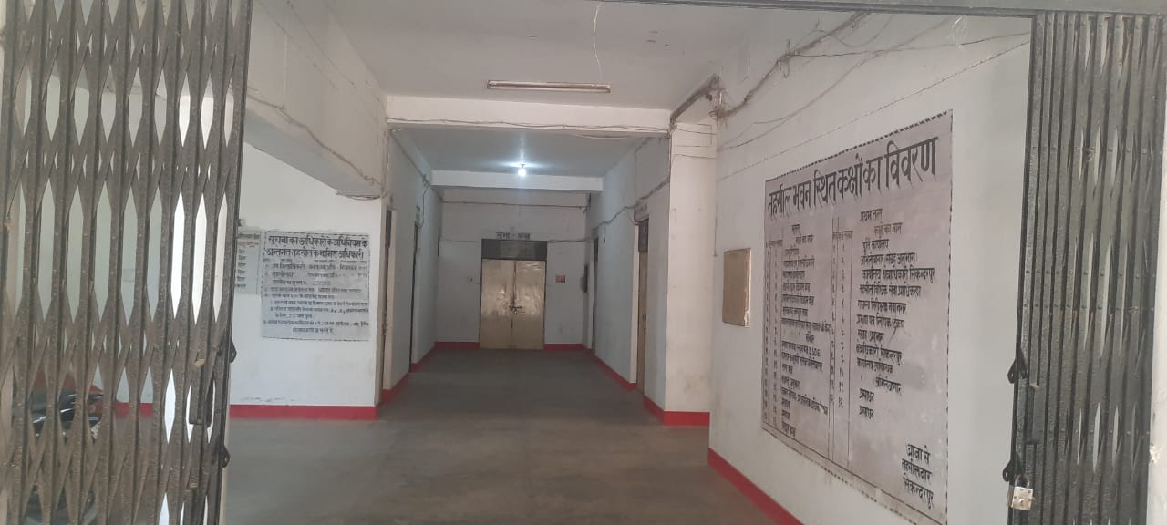 मारपीट के आरोपी की गिरफ्तारी की मांग को लेकर कर्मचारियों ने की तालाबंदी, जानिए पूरा मामला