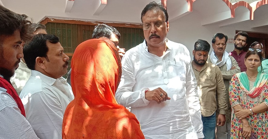 मऊ: सऊदी अरब में फंसे बेटे की वतन वापसी के लिए महिला ने सपा नेता से लगाई गुहार