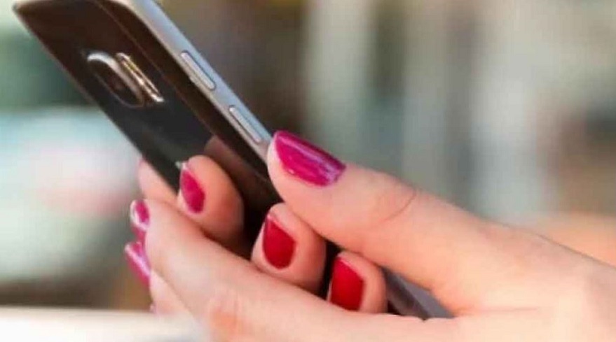 मैनपुरी में Mobile छीनना पति को पड़ा भारी, भड़की पत्नी ने पति को बेहोश कर लगाया करंट, क्रिकेट बैट से फोड़ डाला सिर