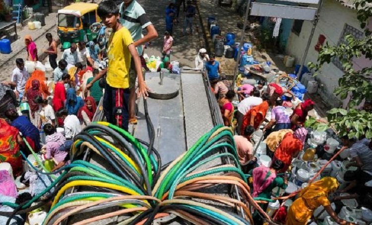 Delhi Water Crisis: दिल्ली में पानी की किल्लत बरकरार, जल बोर्ड के टैंकर के पीछे भागते दिखे लोग