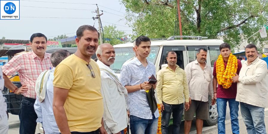 मेडिकल प्रवेश परीक्षा नीट क्वालीफाई करने के बाद फरेंदा पहुंचे अमित का फूल माला पहनाकर जोरदार स्वागत