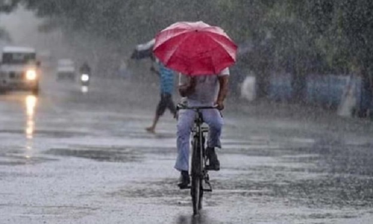 Weather Update in UP: यूपी के देवरिया, बलिया समेत कई इलाके में हुई झमाझम बारिश, लोगों को मिली भीषण गर्मी से राहत