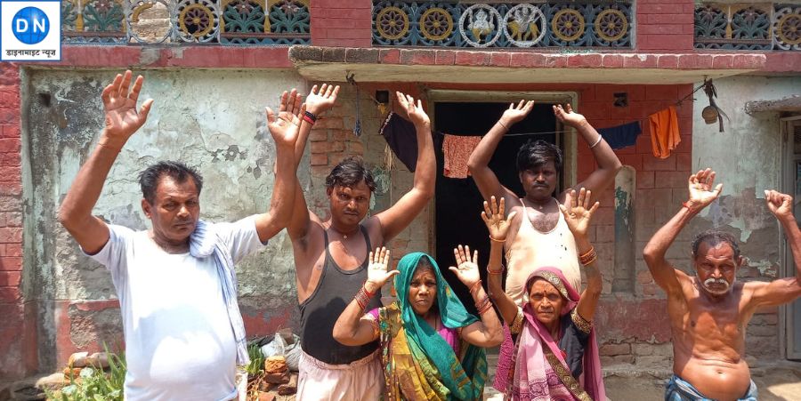 ग्रामीणों ने किया धरना प्रदर्शन, नाली निर्माण को लेकर आक्रोश, शिकायत के बाद भी नहीं सुन रहे जिम्मेदार, डीएम के घेराव की दी चेतावनी