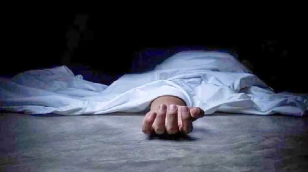 आगरा: पति-पत्नी ने एक साथ फांसी लगाकर की आत्महत्या, बिस्तर पर सोता मिला डेढ़ साल का अनाथ आगरा: पति-पत्नी ने एक साथ फांसी लगाकर की आत्महत्या, बिस्तर पर सोता मिला डेढ़ साल का अनाथ
