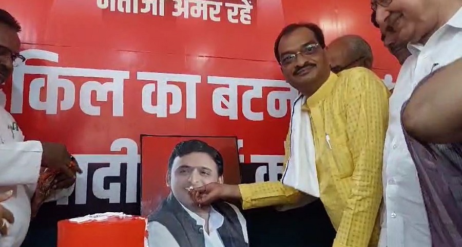 Happy B’day Akhilesh Yadav: अखिलेश यादव के जन्मदिन के भव्य और दिव्य रंग, मैनपुरी में हर्षोल्लास