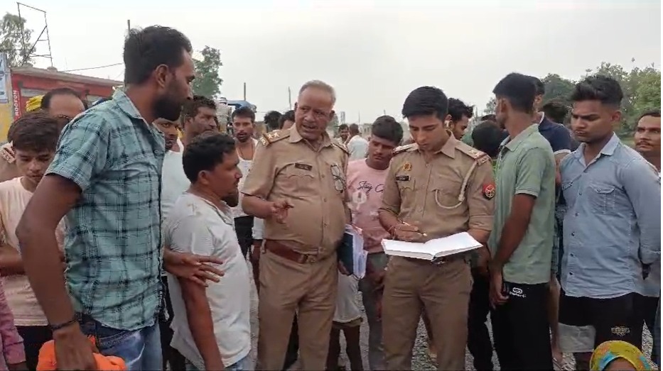 Farrukhabad News: तेज रफ्तार कंटेनर की टक्कर से मां-बेटे की मौत, गंगा स्नान कर लौट रहे थे घर Farrukhabad News: तेज रफ्तार कंटेनर की टक्कर से मां-बेटे की मौत, गंगा स्नान कर लौट रहे थे घर
