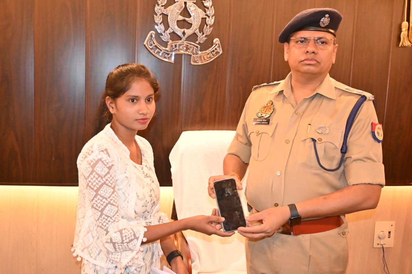 आजमगढ़ पुलिस की बड़ी कामयाबी, गायब हुए 115 Mobile Phone किये बरामद