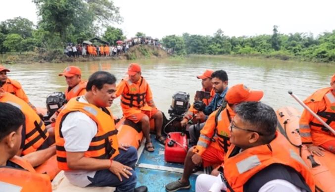 Assam में बाढ़ से हाहाकार, 58 लोगों ने गंवाई जान तो जलमग्न हुए सैकड़ों घर, इंसान के साथ बेजुबान भी तड़पने को मजबूर