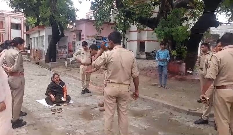 रायबरेली: पुलिस के खिलाफ कोतवाली में धरने पर बैठीं जिला पंचायत अध्यक्ष, लगाया ये आरोप