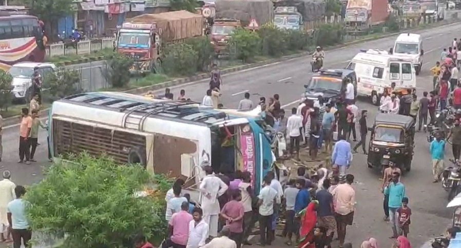 Road Accident in UP: बस्ती में यात्रियों से भरी बस पलटी, मची चीख पुकार, दो दर्जन घायल, देखिए घायलों की सूची Road Accident in UP: बस्ती में यात्रियों से भरी बस पलटी, मची चीख पुकार, दो दर्जन घायल, देखिए घायलों की सूची