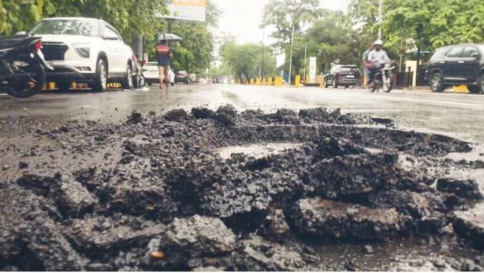 Monsoon का झटका नहीं झेल पाईं UP की सड़कें, करोड़ों रुपये खर्च करने के बावजूद गड्ढे ही गड्ढे Monsoon का झटका नहीं झेल पाईं UP की सड़कें, करोड़ों रुपये खर्च करने के बावजूद गड्ढे ही गड्ढे