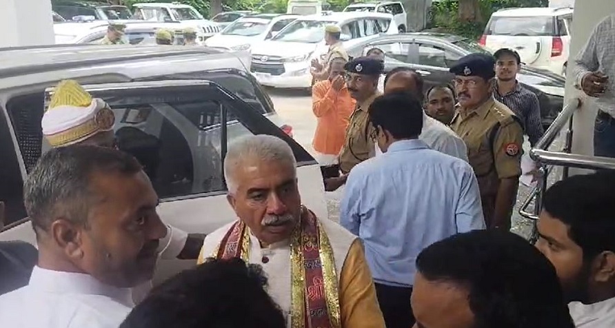 Uttar Pradesh: फतेहपुर में राकेश सचान ने सुनी ग्रामीणों की समस्यायें, अधिकारियों को दिए निर्देश