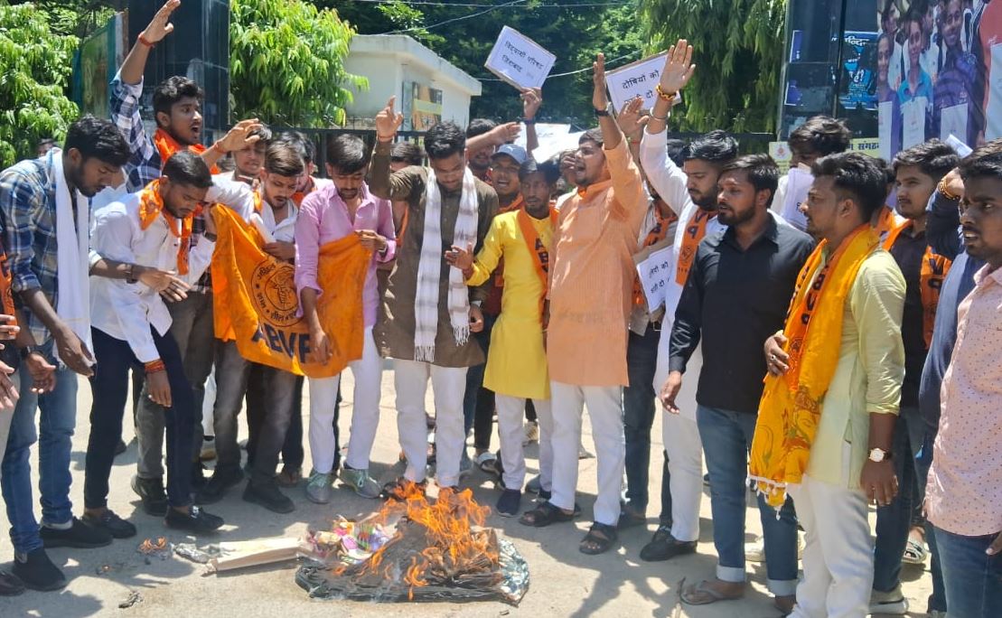 अयोध्या: नाबालिग लड़की से रेप के मामले को लेकर एबीवीपी के कार्यकर्ताओं ने कलेक्ट्रेट गेट पर किया धरना प्रदर्शन