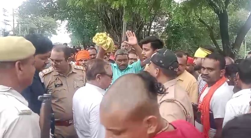 अघोषित बिजली कटौती और लो वोल्टेज से त्रस्त ग्रामीणों ने बांदा बिसंडा मार्ग पर लगाया जाम अघोषित बिजली कटौती और लो वोल्टेज से त्रस्त ग्रामीणों ने बांदा बिसंडा मार्ग पर लगाया जाम