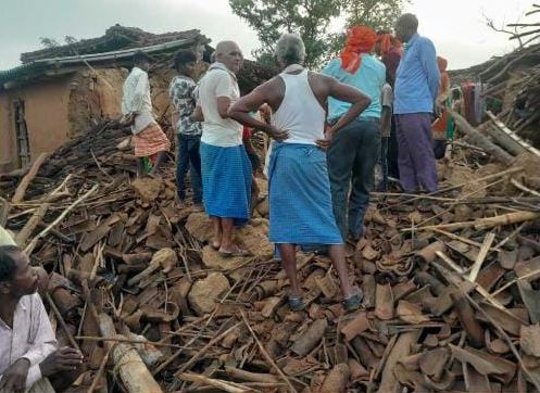 सोनभद्र में खपड़ैल का मकान भरभरा कर गिरने से एक बुजुर्ग की हुई मौत