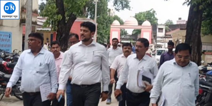 सीडीओ ने फरेंदा ब्लाक में कर्मचारियों को दिए जरूरी निर्देश, ब्लॉक परिसर में पौधारोपण किया