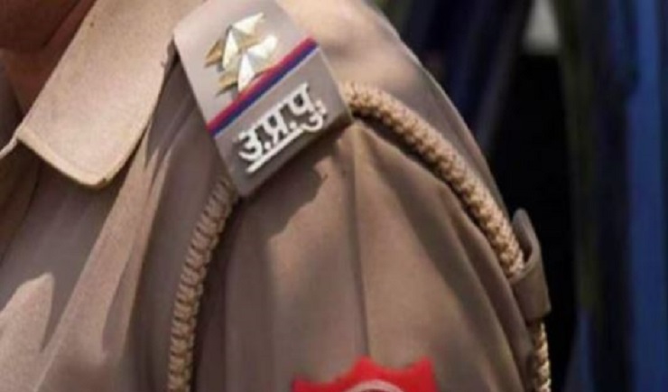 Noida: नोएडा में पुलिस कमिश्नर ने लिया बड़ा एक्शन, ट्रेनी दारोगा बर्खास्त, डीसीपी और थाना प्रभारी हटाए