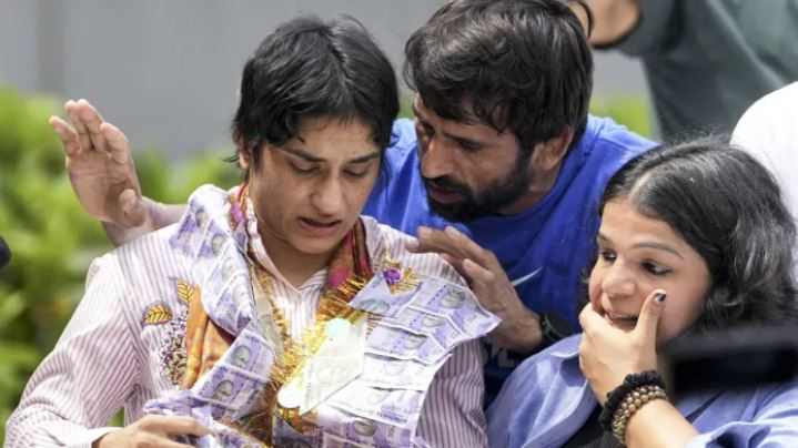 वतन लौटीं विनेश फोगाट, एयरपोर्ट पर हुईं भावुक, गांव के लिए निकला काफिला
