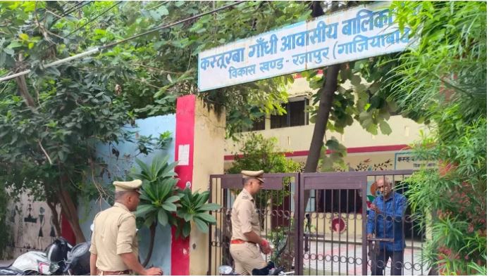 गाजियाबाद: स्कूल के हॉस्टल से तीन छात्राएं लापता, CCTV फुटेज देख पुलिस हैरान